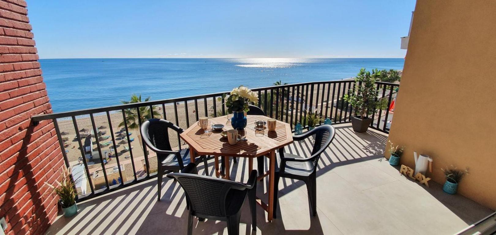 & Quite 2bdr Beachfront Apartment Fuengirola