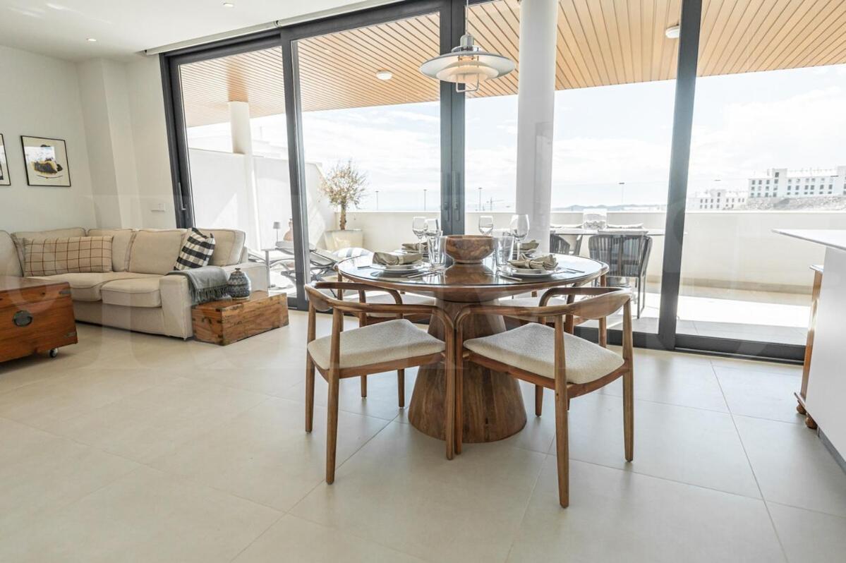 Apartment Seaside Escape With Views, Pool And Parking Rems *