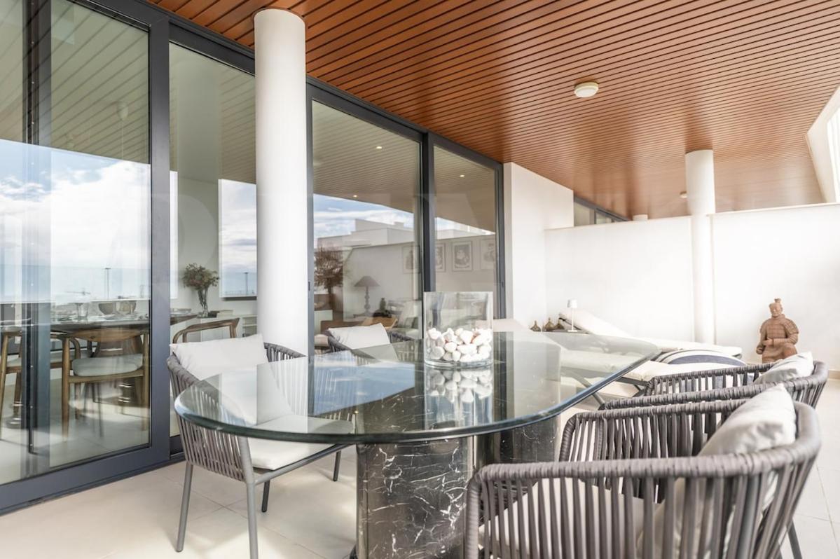 Seaside Escape With Views, Pool And Parking Rems Apartment *