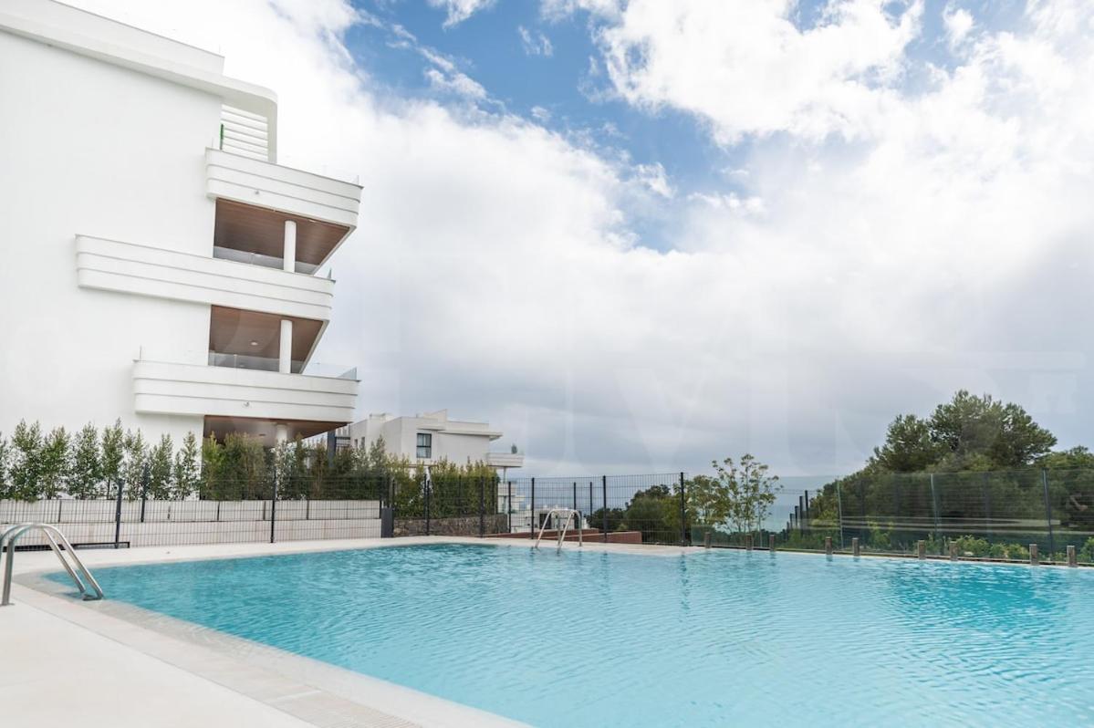 Seaside Escape With Views, Pool And Parking Rems *