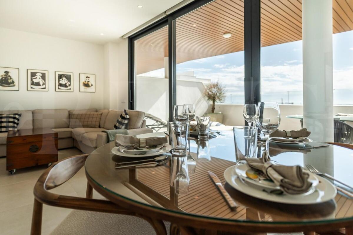 Seaside Escape With Views, Pool And Parking Rems
