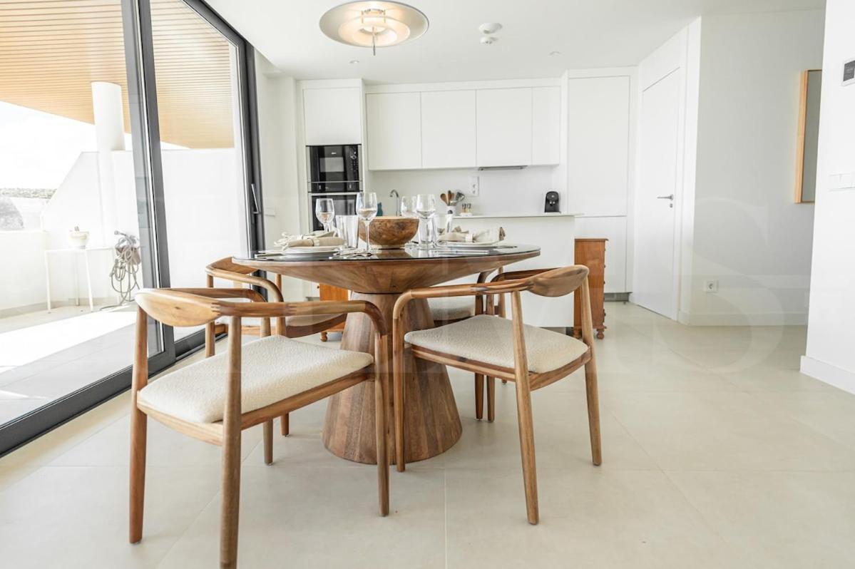 Seaside Escape With Views, Pool And Parking Rems Apartment *