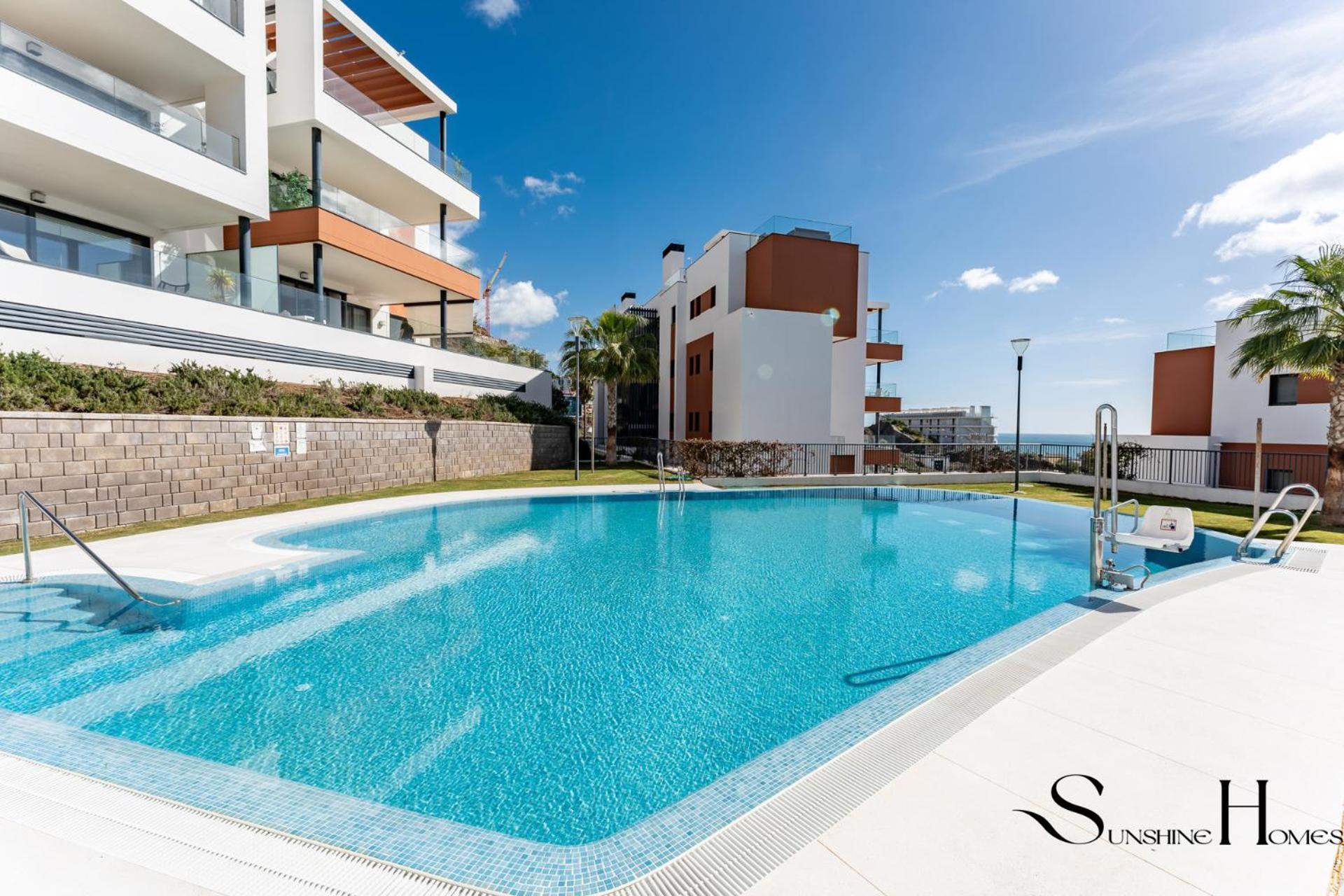 Luxury Escape With Pools, Gym & Sauna Apartment