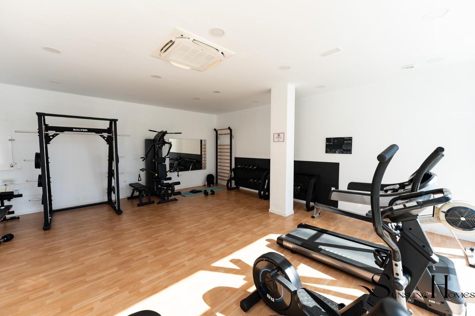 Luxury Escape With Pools, Gym & Sauna Apartment