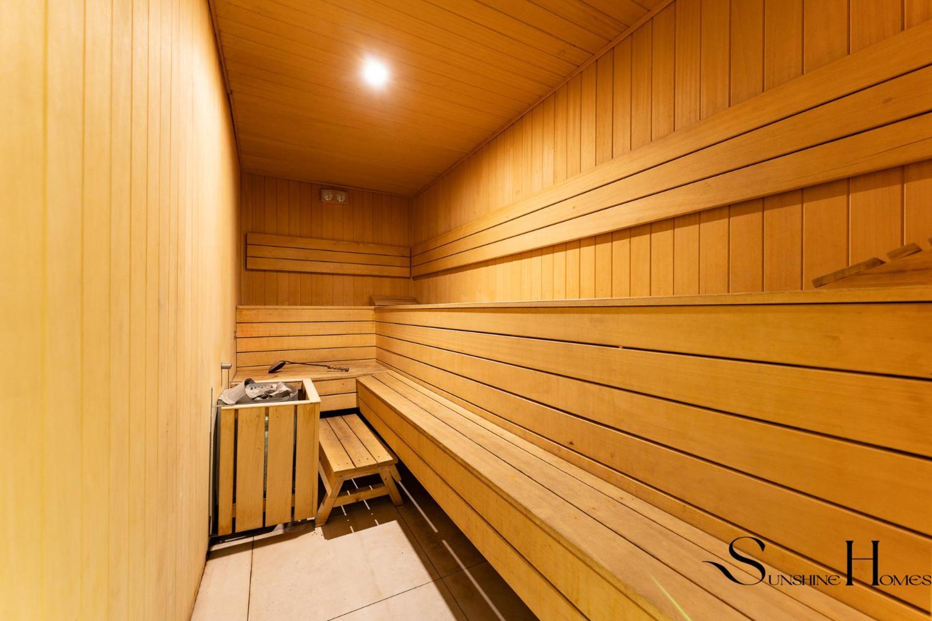 Apartment Luxury Escape With Pools, Gym & Sauna