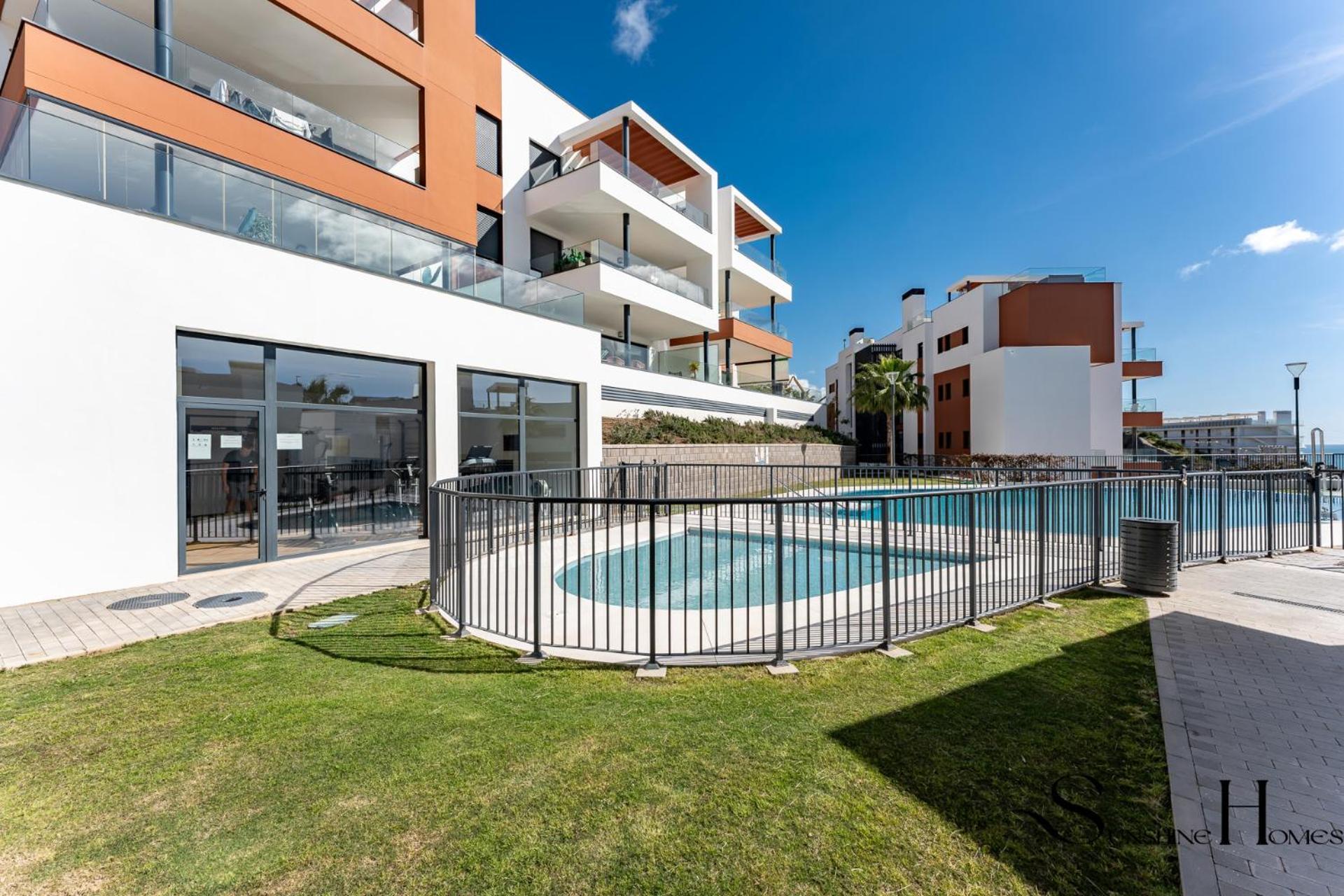 Apartment Luxury Escape With Pools, Gym & Sauna