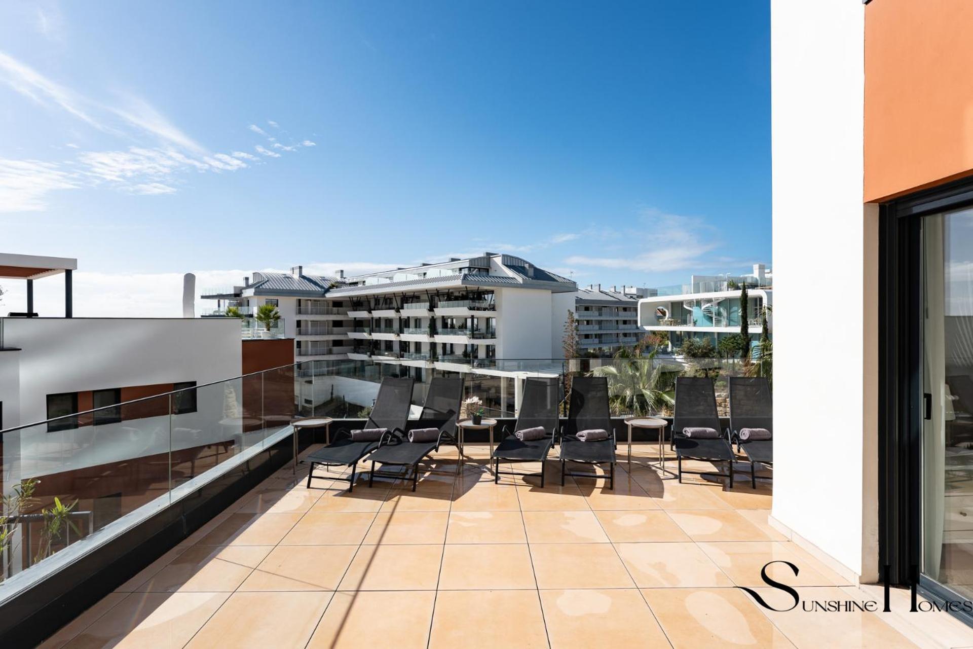 Apartment Luxury Escape With Pools, Gym & Sauna *