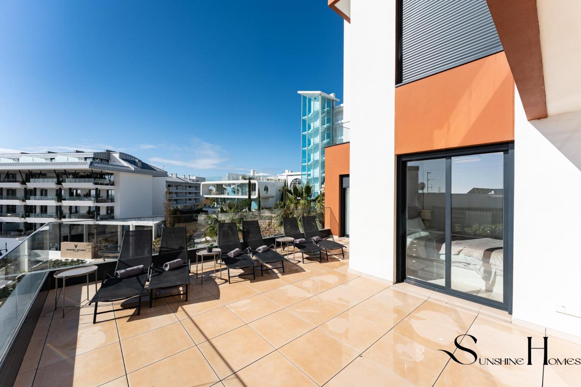 Luxury Escape With Pools, Gym & Sauna *