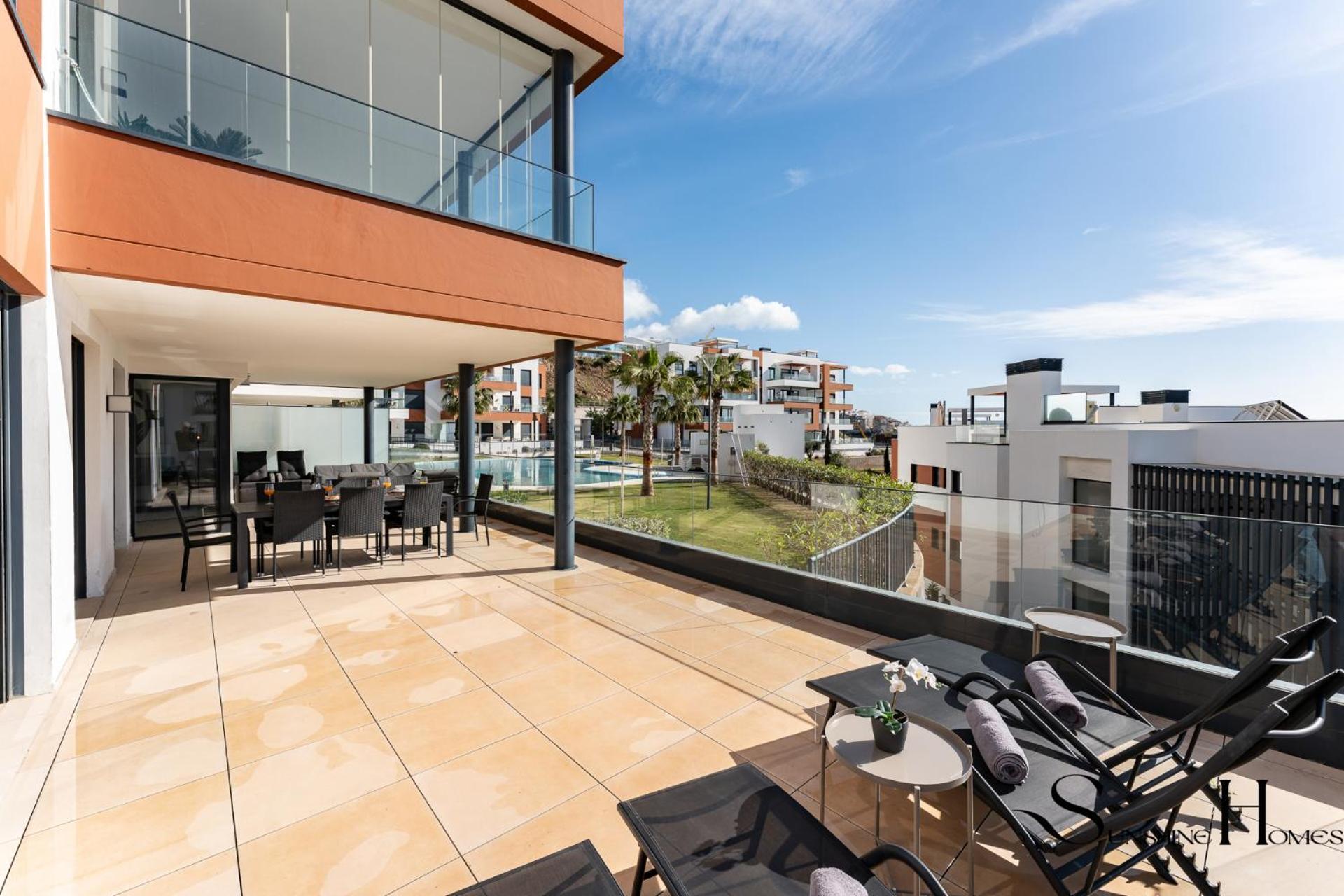 Apartment Luxury Escape With Pools, Gym & Sauna