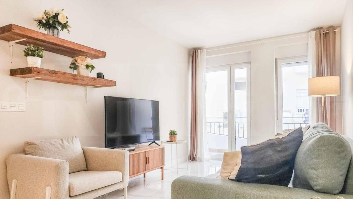 Retreat With Balcony, Steps To Rems Apartment