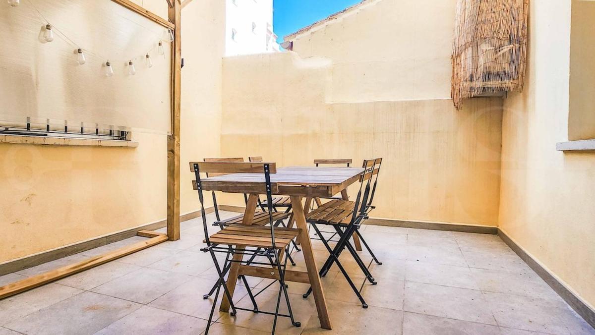Retreat With Balcony, Steps To Rems Apartment