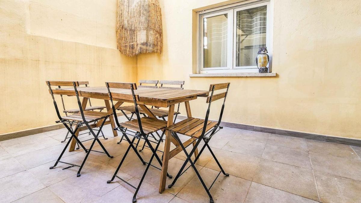 Apartment Retreat With Balcony, Steps To Rems