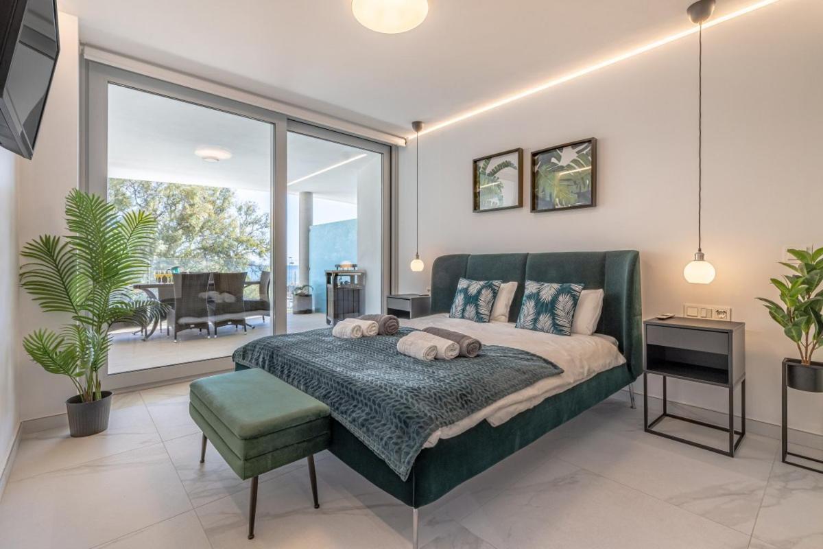 Seaview Splendor 2-br Luxury, Huge Terrace * Fuengirola