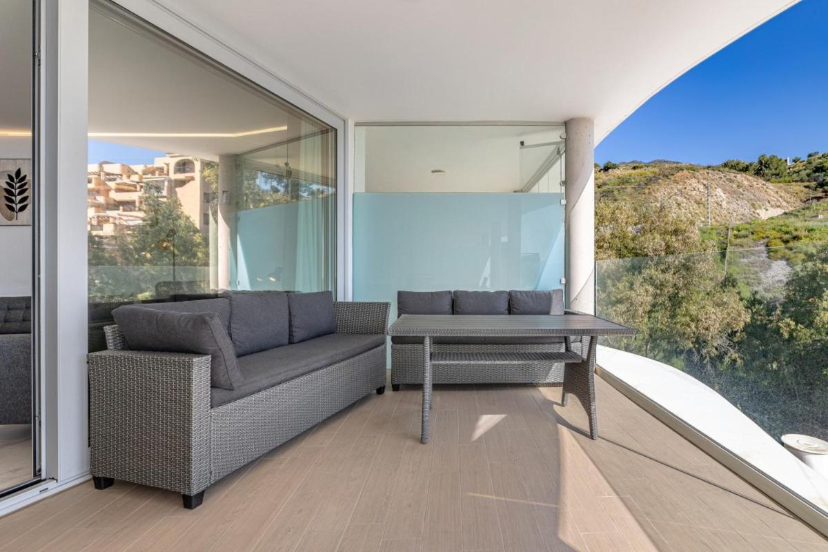 Seaview Splendor 2-br Luxury, Huge Terrace * Fuengirola