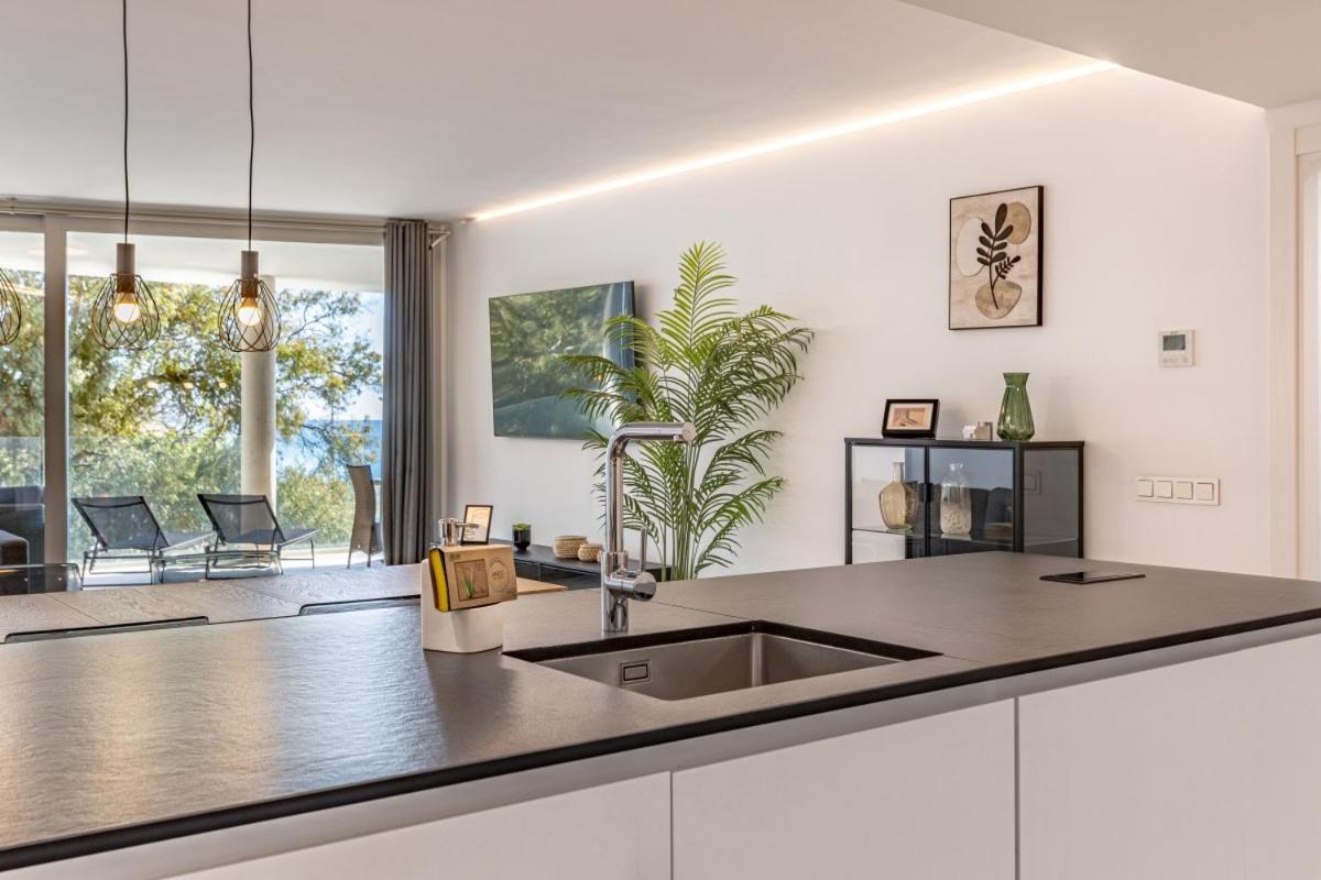 Seaview Splendor 2-br Luxury, Huge Terrace Appartement *
