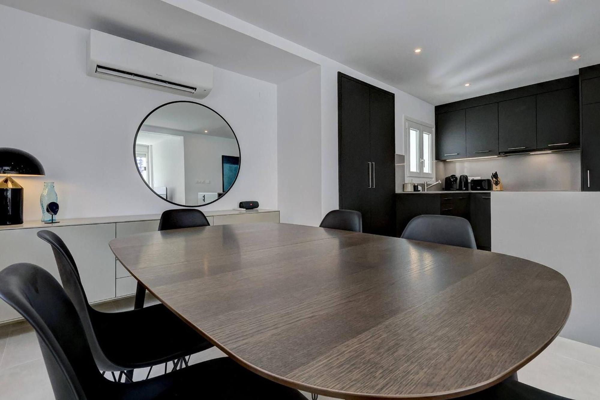 Apartment 022 Stylish & Modern Apt, Near *