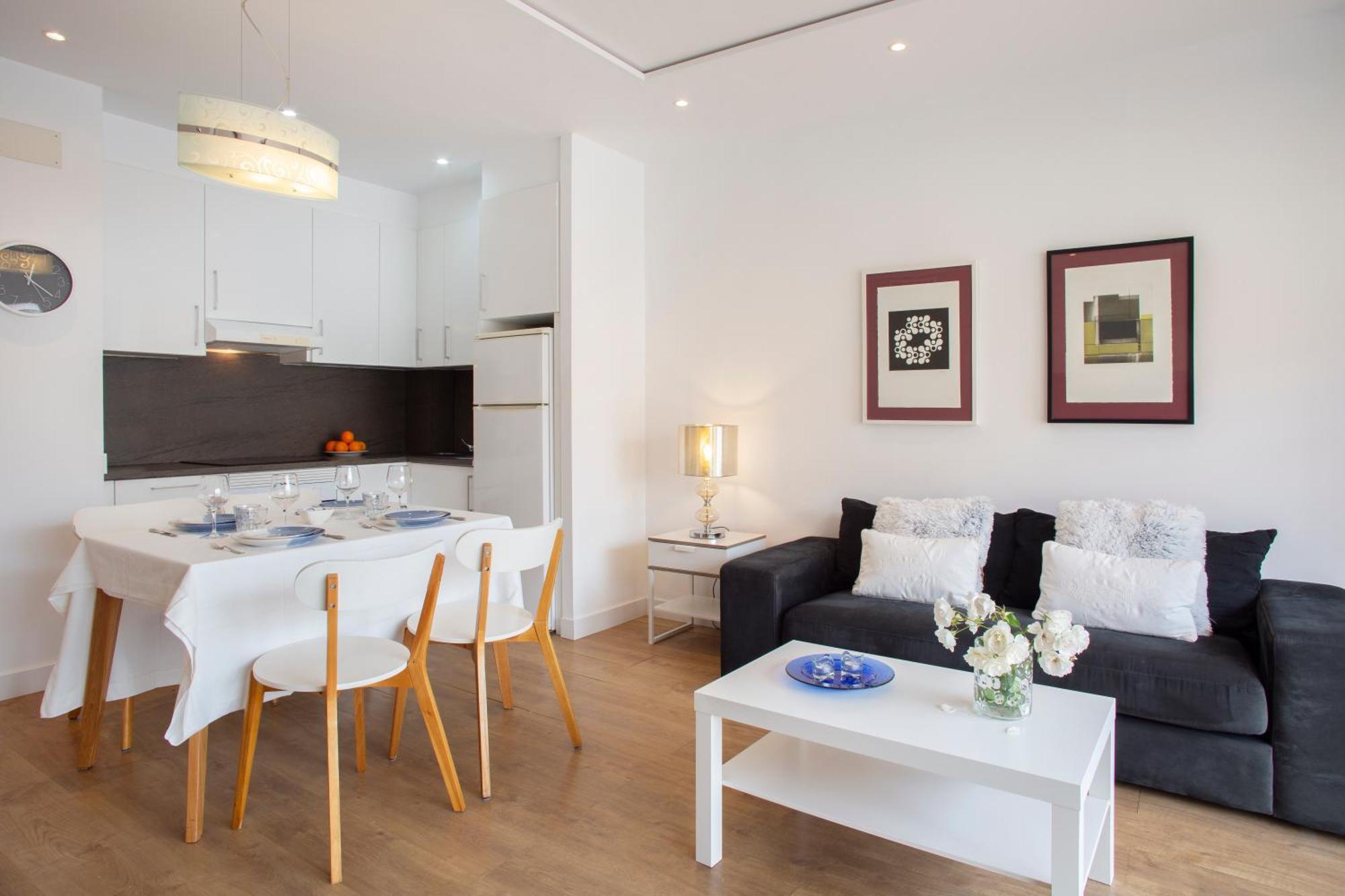Unbeatable Location - 1 Step Away From Everything Apartment *