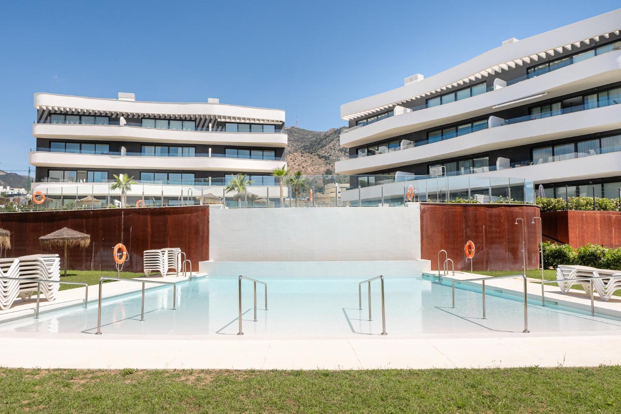 Appartement Stylish 2br Pool & Balcony *