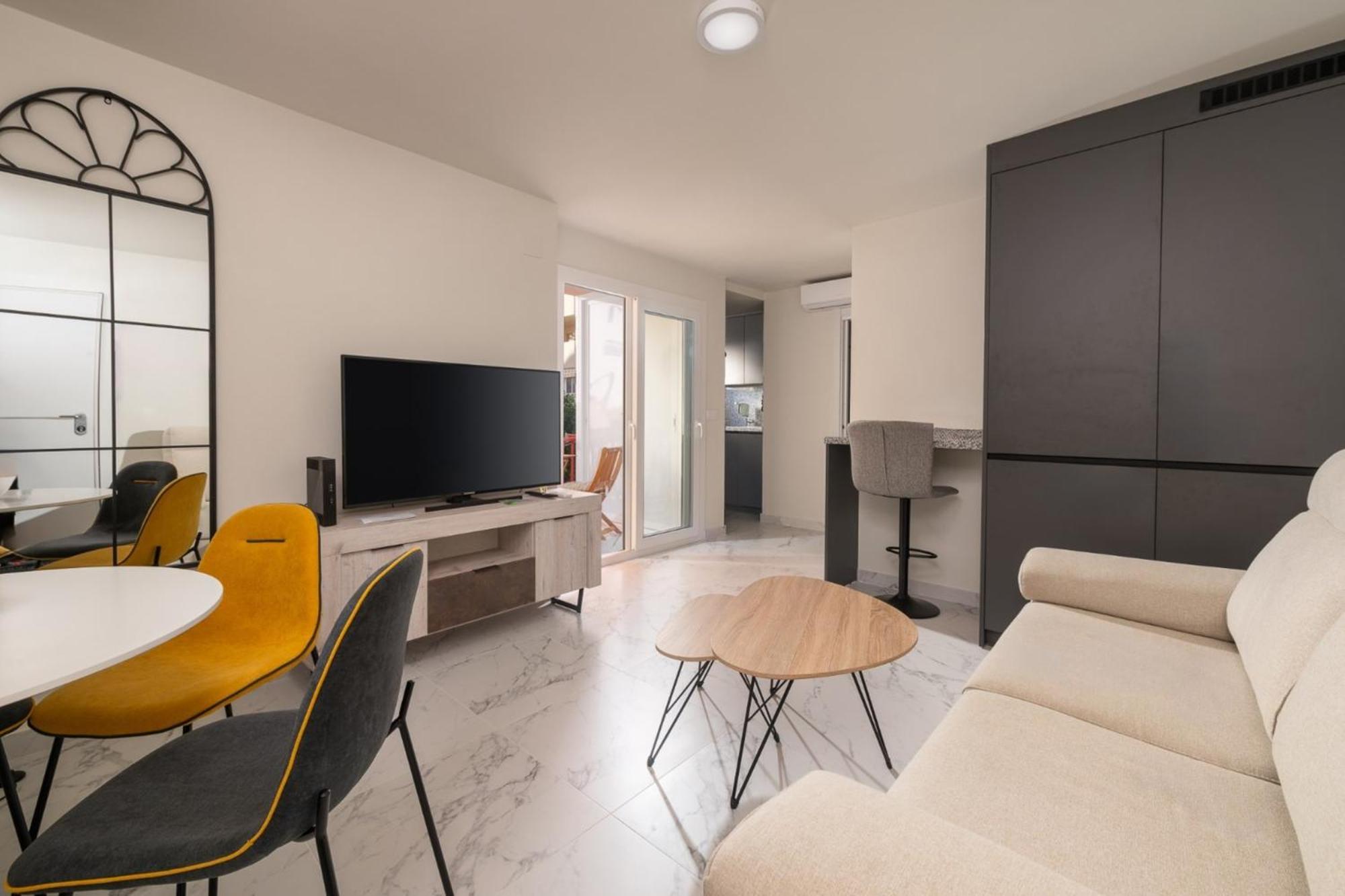 Charming For Rent In The Heart Of Huoneisto *