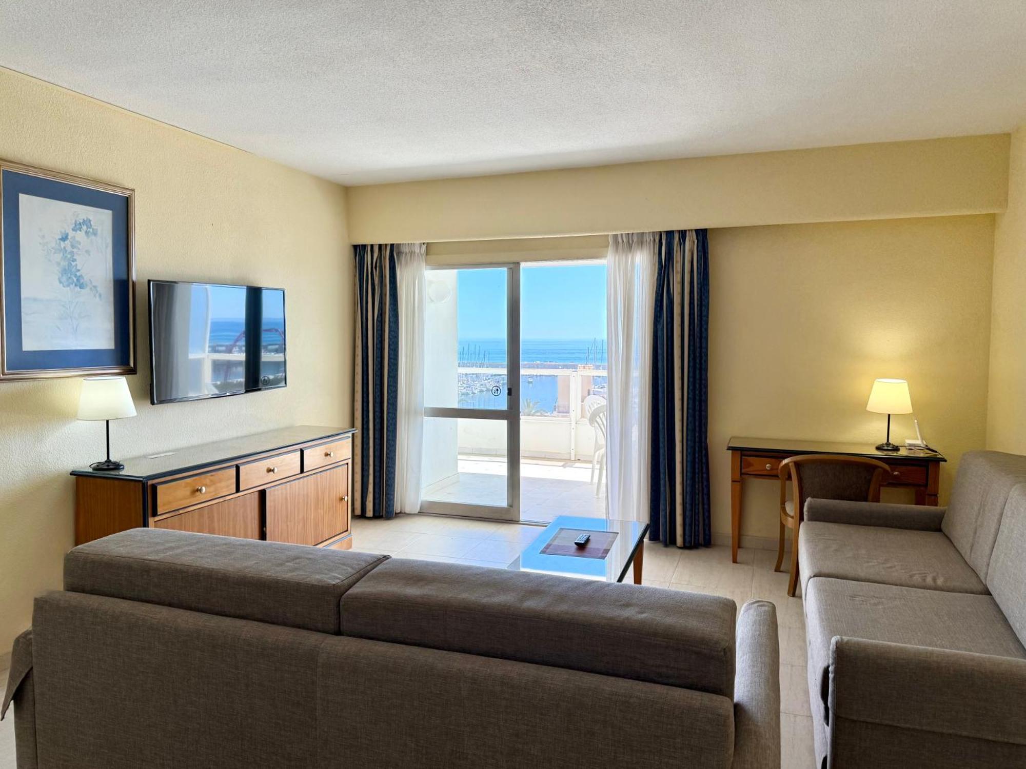 Pyr Beachfront And Pool Appartement