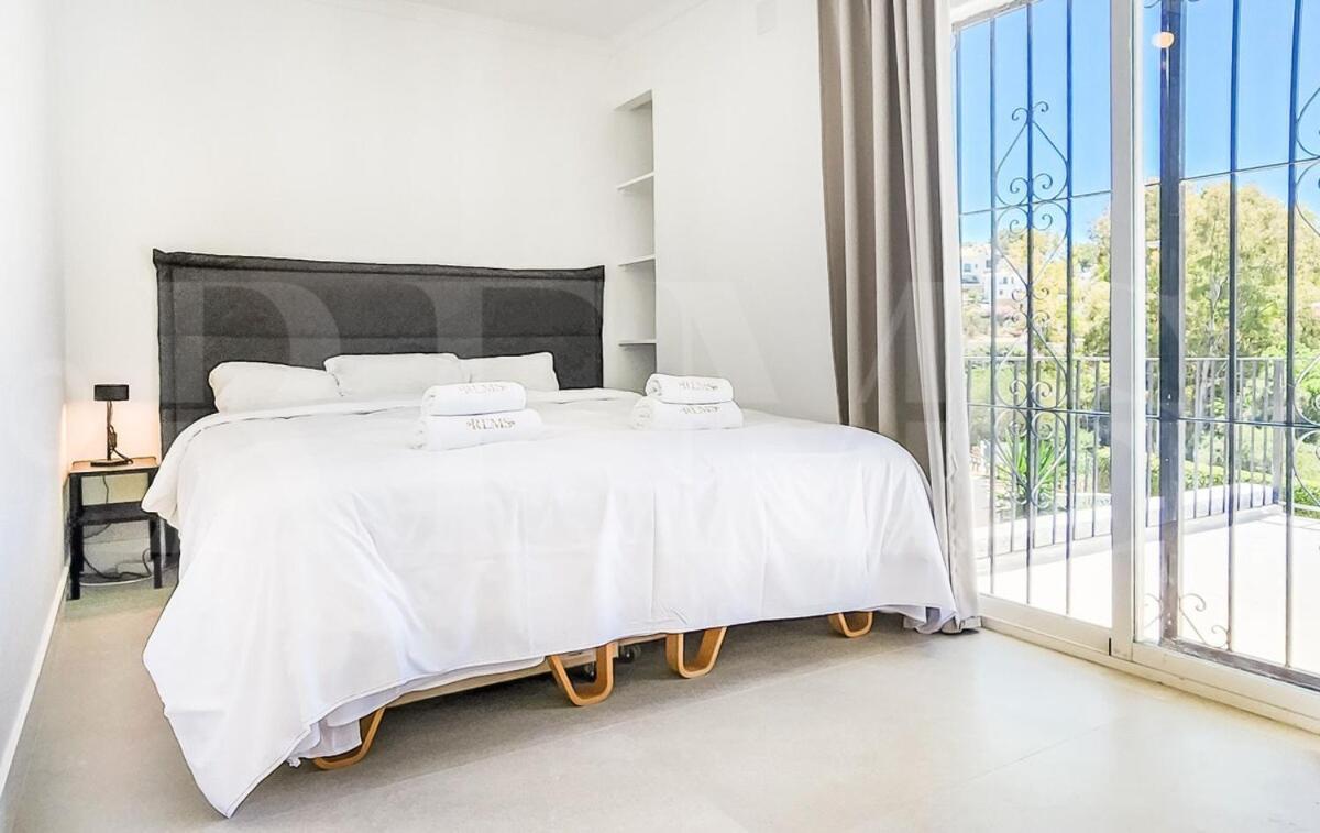 Chic With Pool, Garden And Parking Rems *
