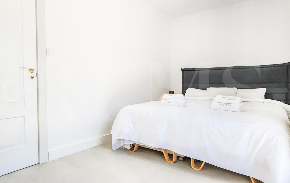 Chic With Pool, Garden And Parking Rems