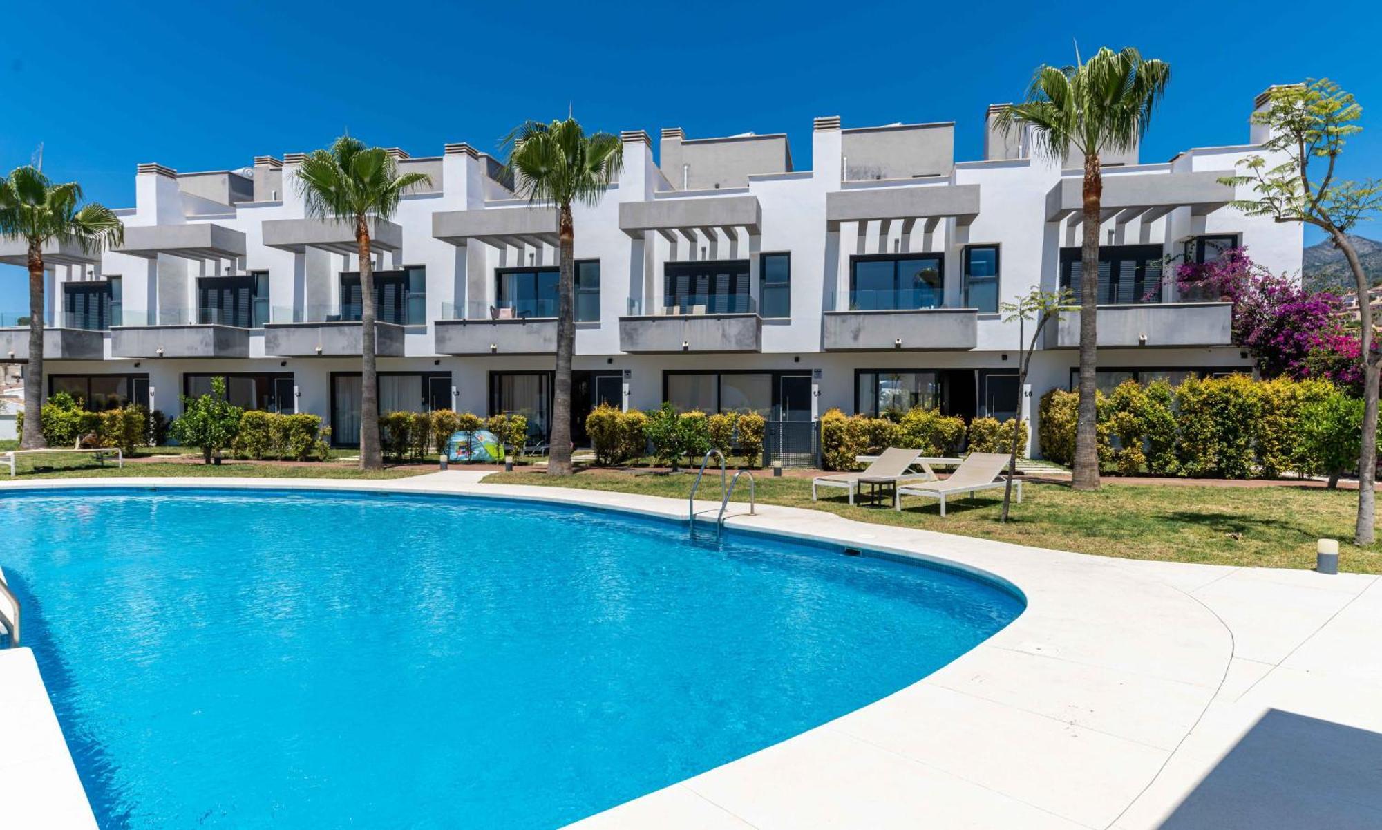 Modern Newbuild Townhouse With Quality Furniture *