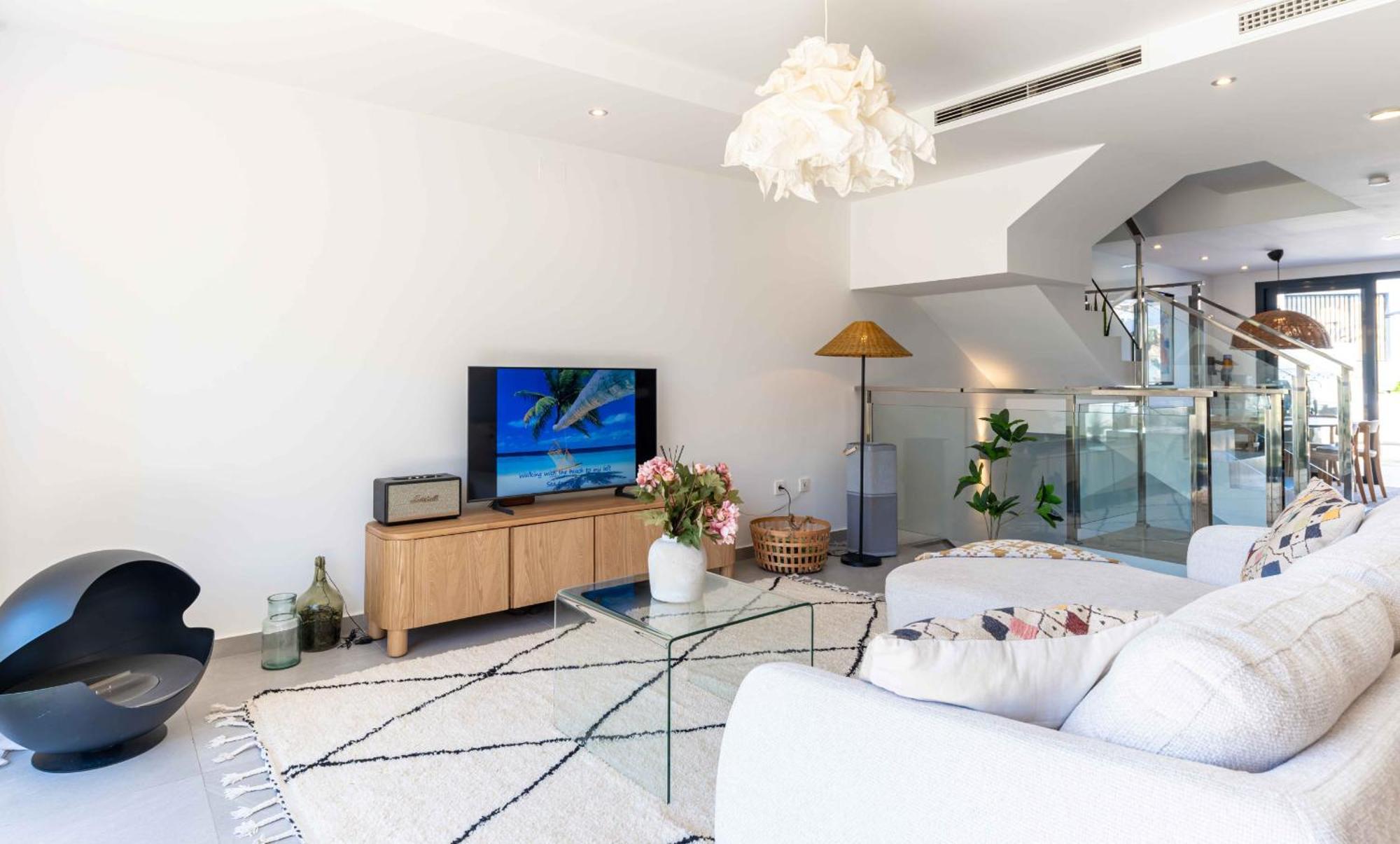Modern Newbuild Townhouse With Quality Furniture *