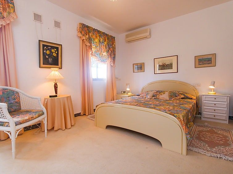 104205) Casa En Con Aire Acondicionado, Aparcamiento, Terraza, Jardin Fuengirola