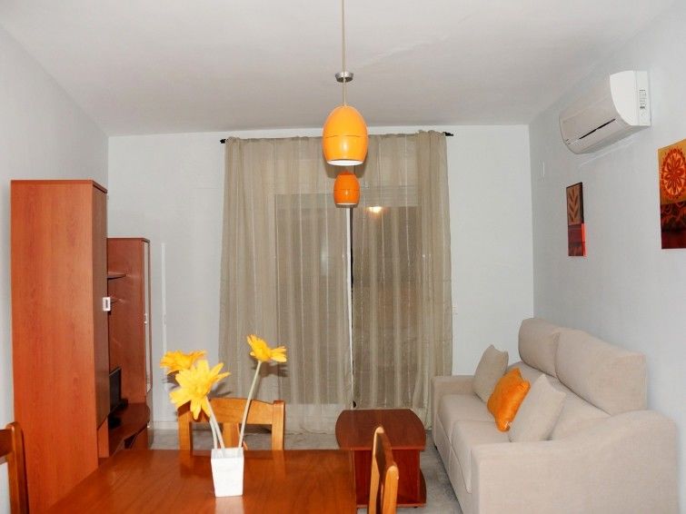 104205) Casa En Con Aire Acondicionado, Aparcamiento, Terraza, Jardin