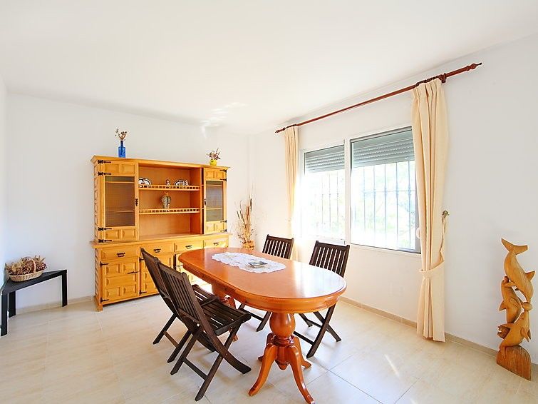 104205) Casa En Con Aire Acondicionado, Aparcamiento, Terraza, Jardin *