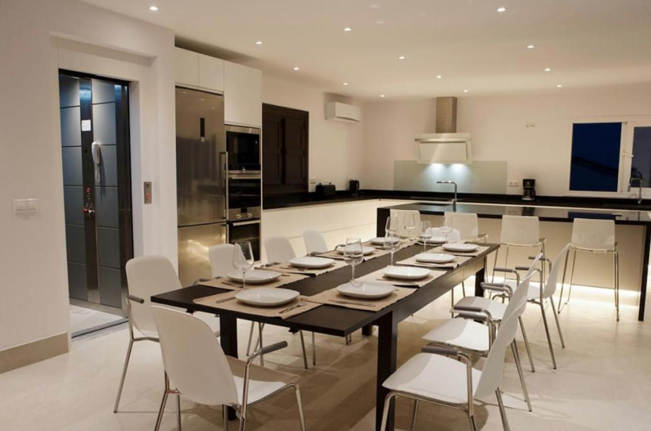 Villa Luxury With Heated Pool For 12 To 14 People