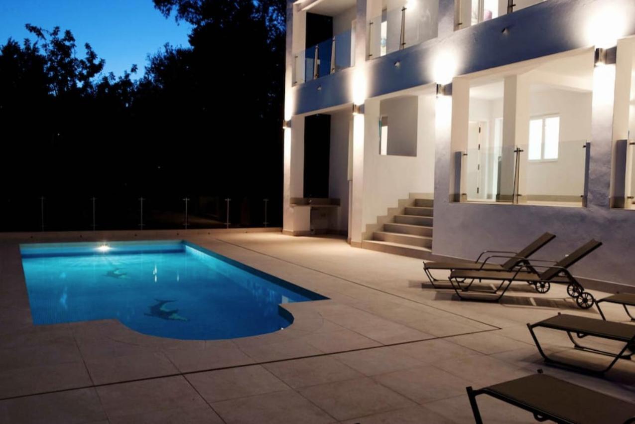 Villa Luxury With Heated Pool For 12 To 14 People *
