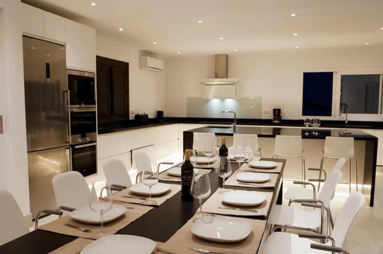 Luxury With Heated Pool For 12 To 14 People *