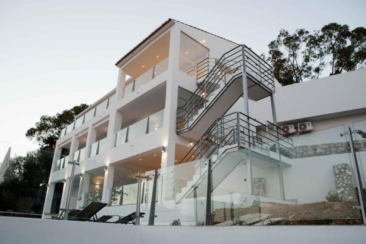 Luxury With Heated Pool For 12 To 14 People