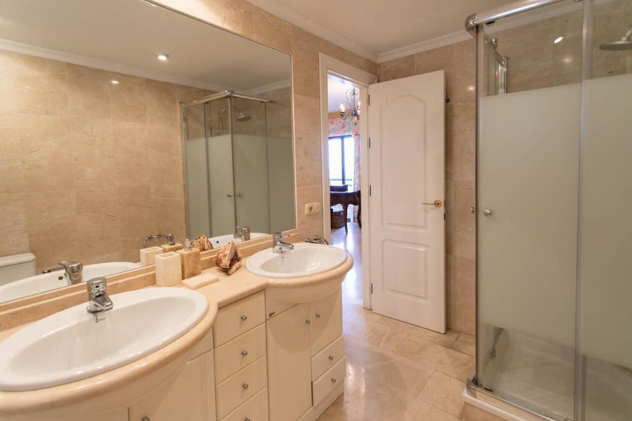4 Bedroom Close By In Apartment