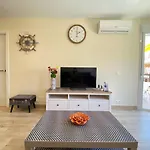 Modern 1 Bedroom Seaside Apartment With Pool