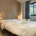 Seaside Escape With Views, Pool And Parking Rems