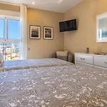 Fuengirola. Bonito Apartamento En Paseo Maritimo. Espectaculares Vistas Al Mar. Primera Linea