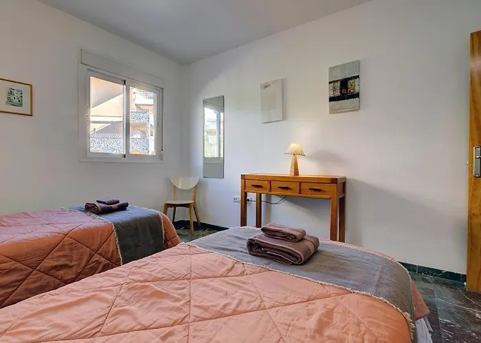 Spacious 2 Bedroom Apartment With Sea View!