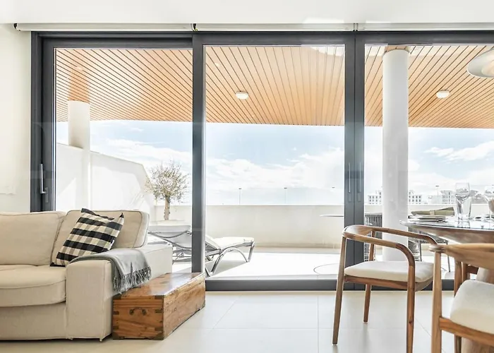 Seaside Escape With Views, Pool And Parking Rems
