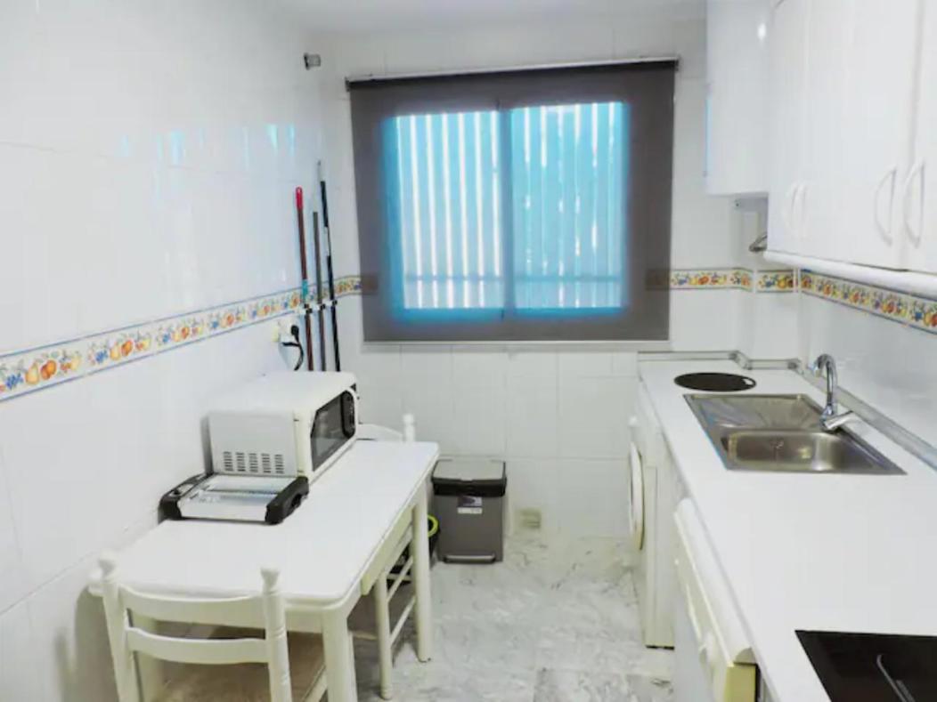 Cozy 2 Bedroom Apartment. Parking Included. *
