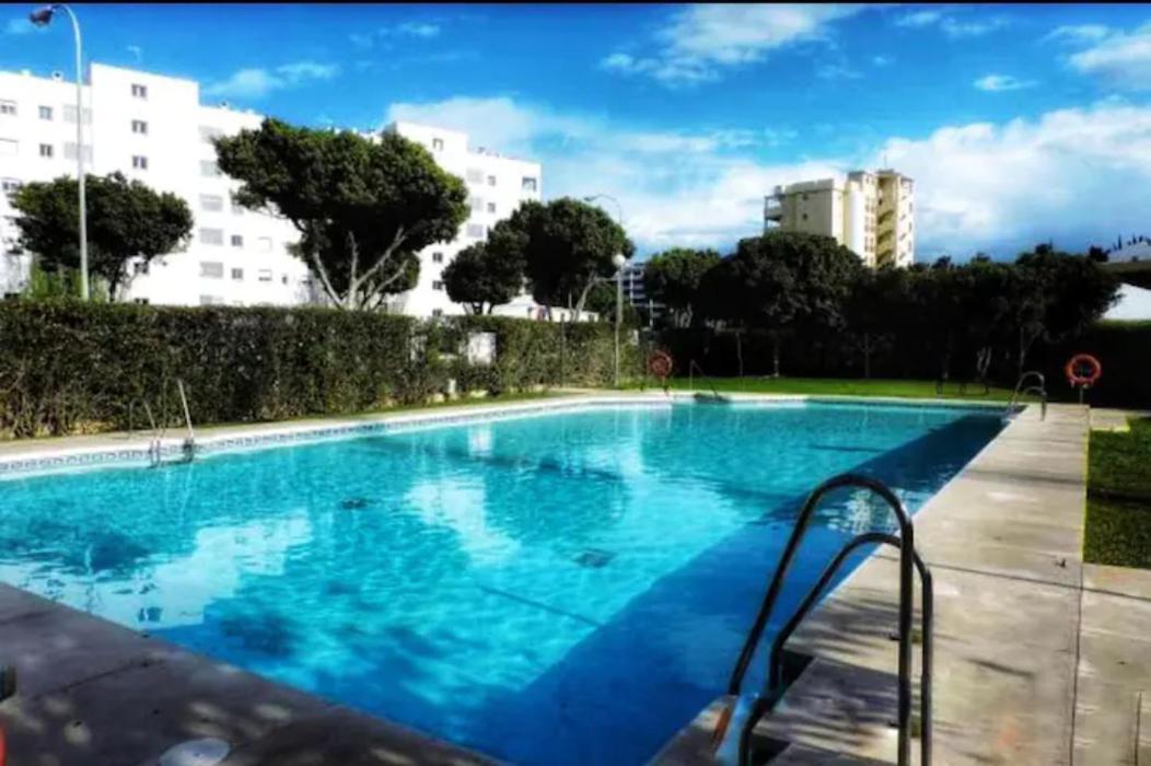 Cozy 2 Bedroom Apartment. Parking Included. Apartment *