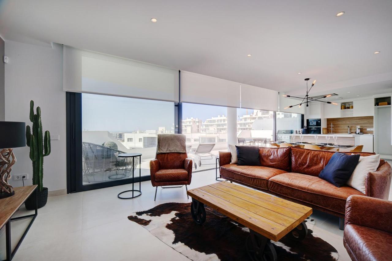 Stylish Three Bedroom @ Higueron West! Apartment