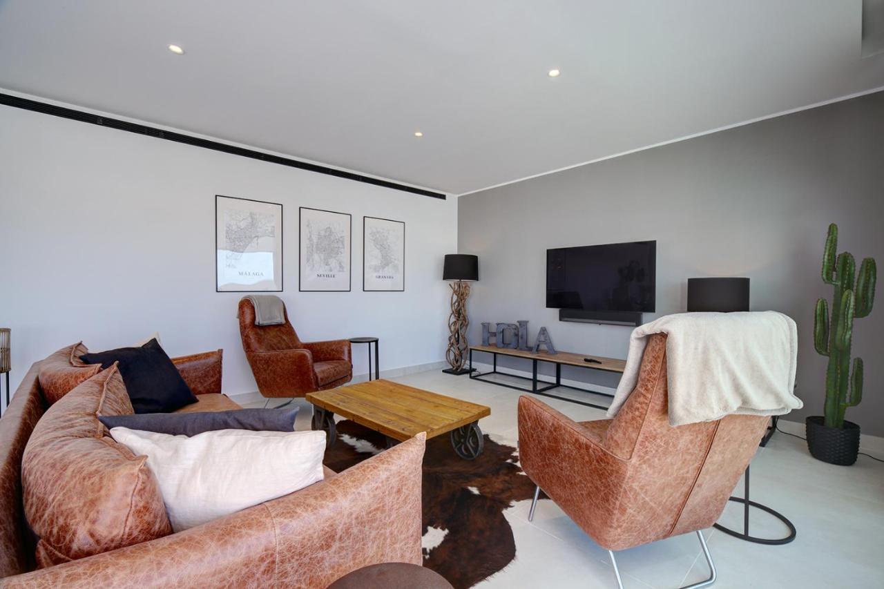 Apartment Stylish Three Bedroom @ Higueron West! *