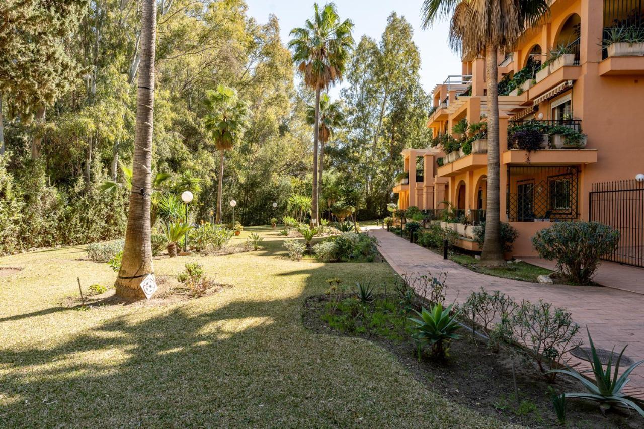 Seaside Bliss 2br With Tranquil Terrace Pool And Parking Huoneisto *