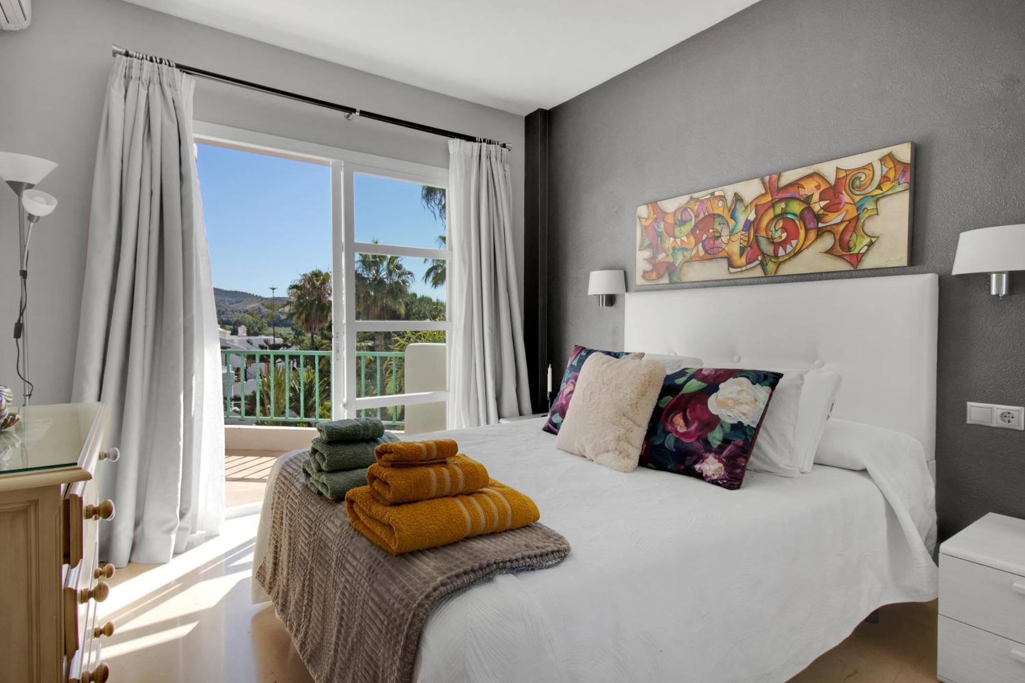En Complejo Con Piscina, Padel Y Restaurante Con Vistas Al Golf En Mijas - Matchroom 83
