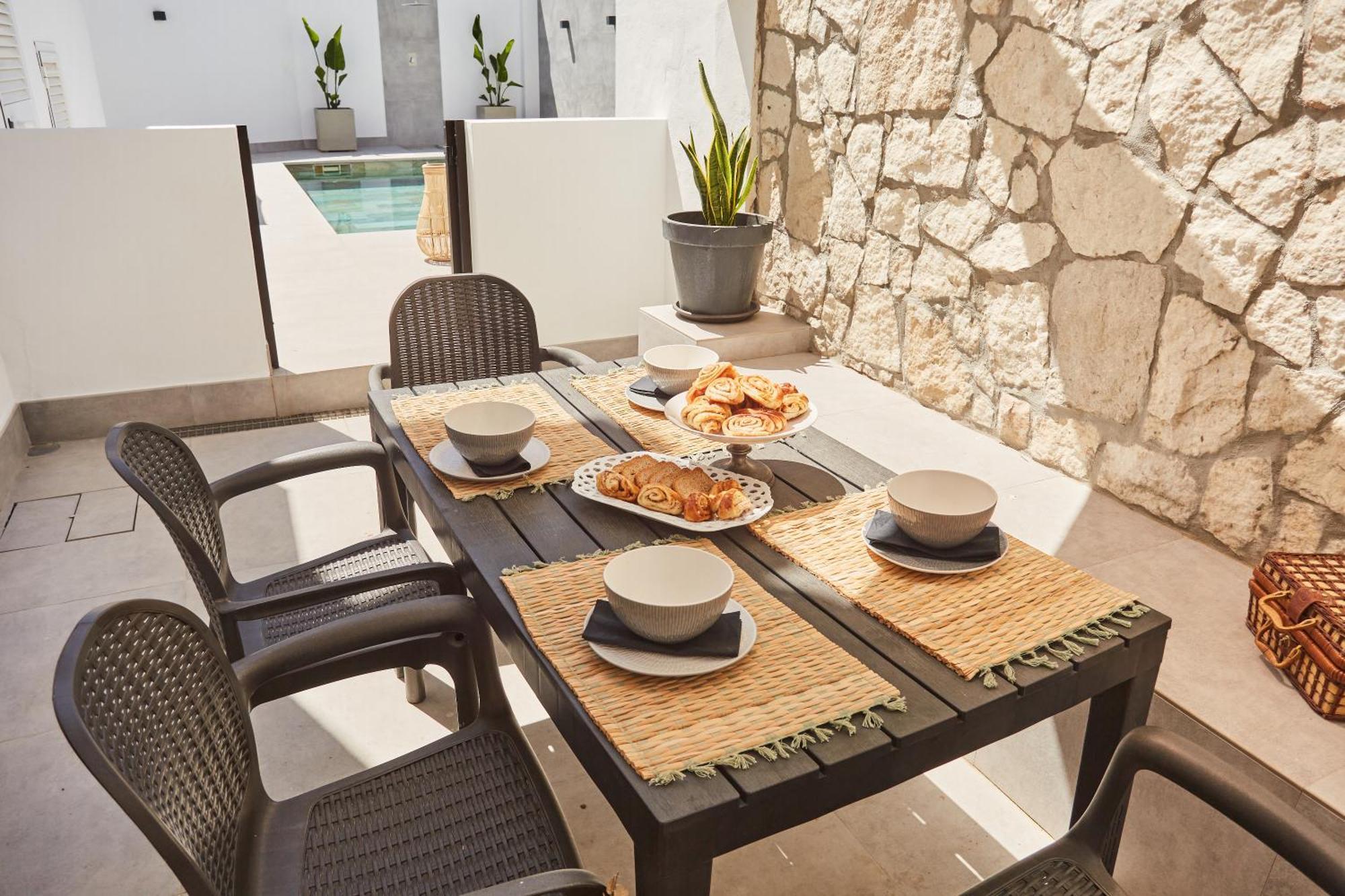 In Center New Salt Water Pool Villa *
