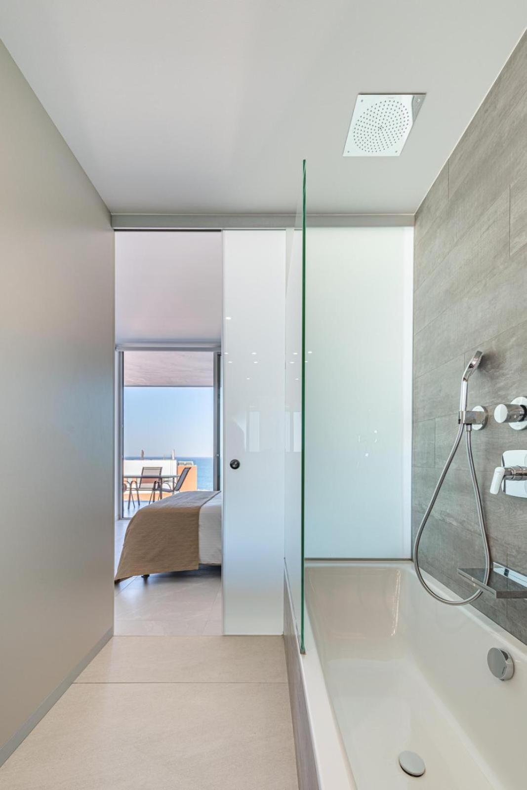 Luxury 2 Bedroom With Sea View Apartment *