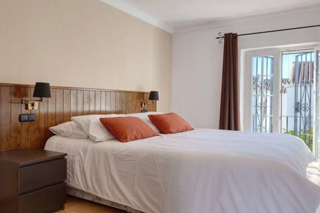 Bright 2 Bedroom Townhouse Holiday home
